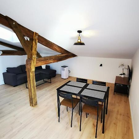 Appartement Neuf Climatise Sous Les Toits La Roche-Chalais Exterior photo