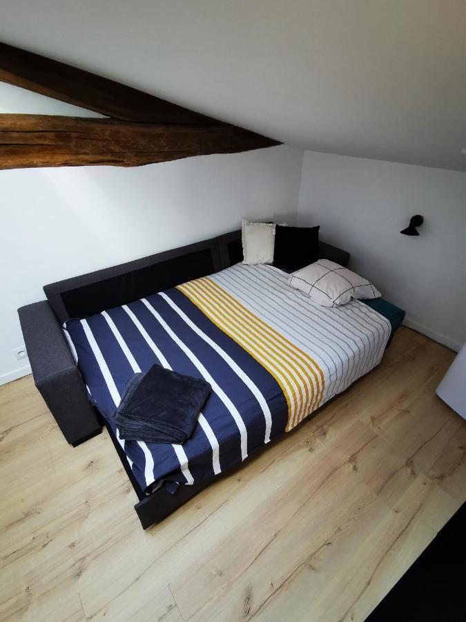 Appartement Neuf Climatise Sous Les Toits La Roche-Chalais Exterior photo