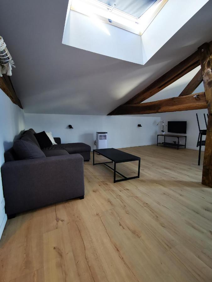 Appartement Neuf Climatise Sous Les Toits La Roche-Chalais Exterior photo